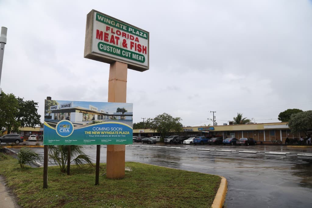 Wingate Plaza site with CRA coming soon sign